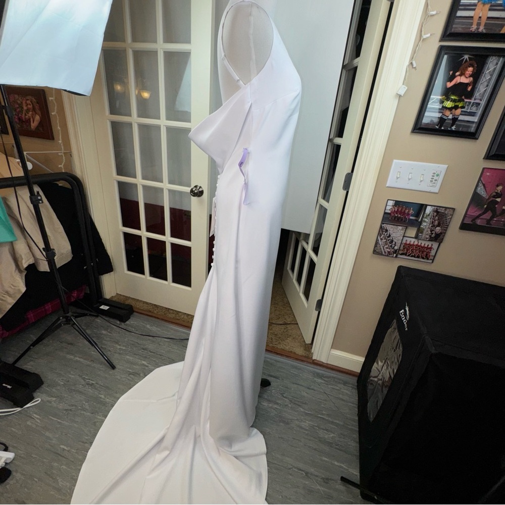 Elegant White V-Neck Mermaid Wedding Dress - Picture 7 of 16